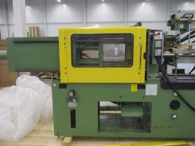 Frontansicht der Arburg Allrounder 320 M 750 - 90/90 2K  Maschine