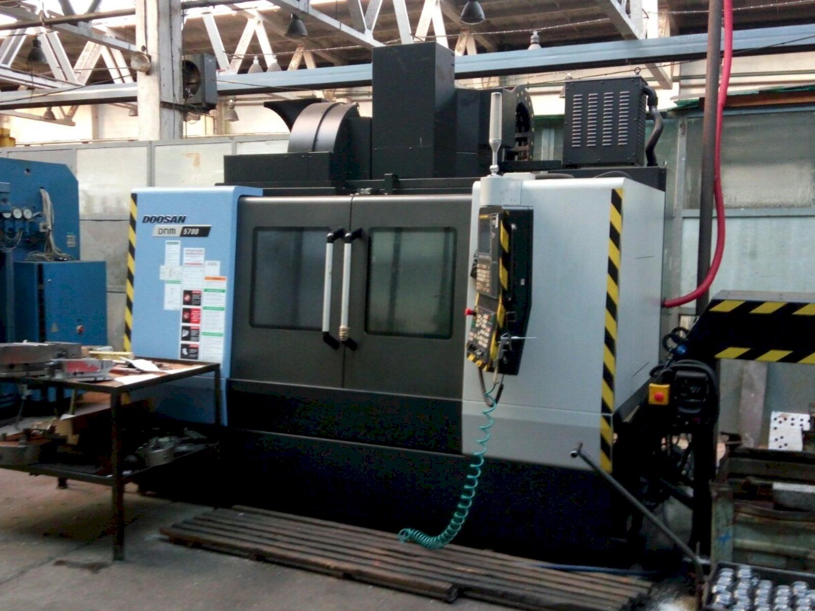 Frontansicht der Doosan DNM 5700  Maschine