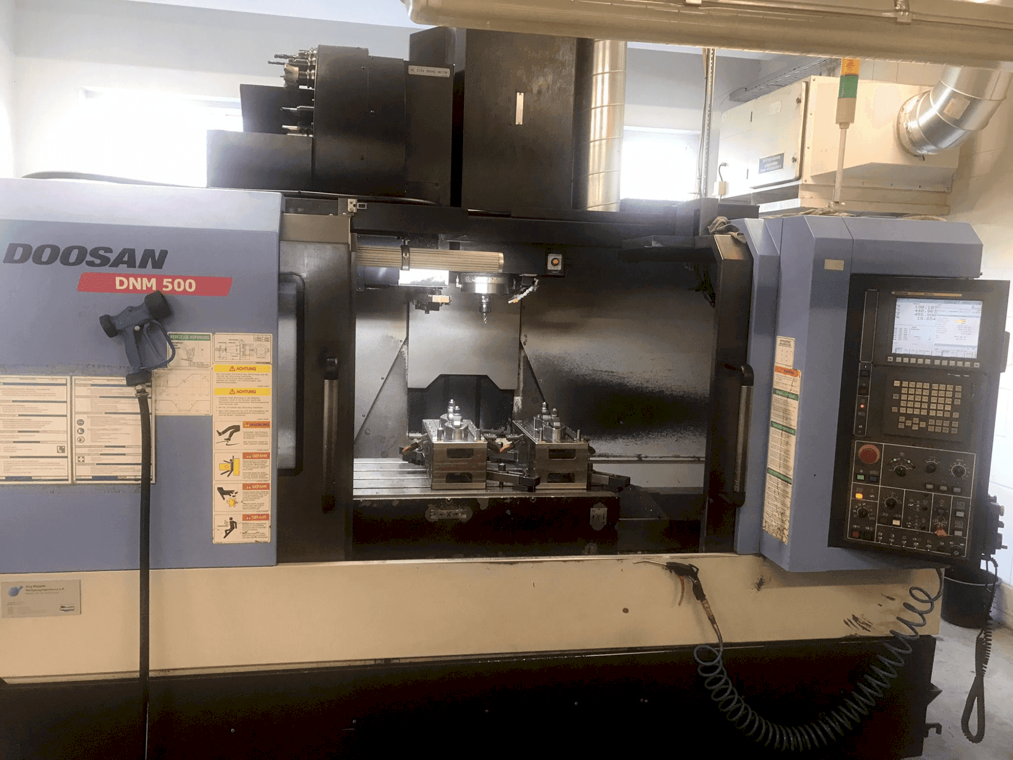 Frontansicht der DOOSAN DNM 500  Maschine