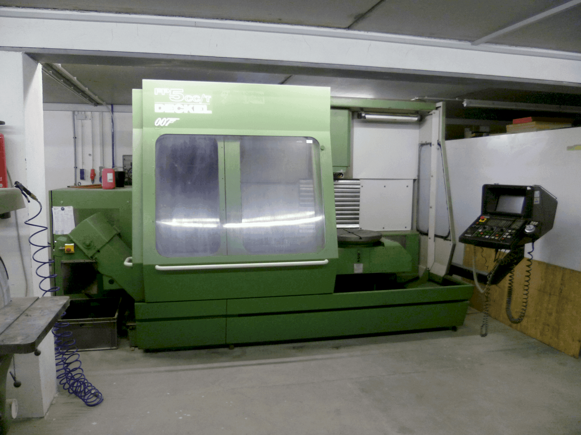 Frontansicht der DECKEL FP5CCT  Maschine