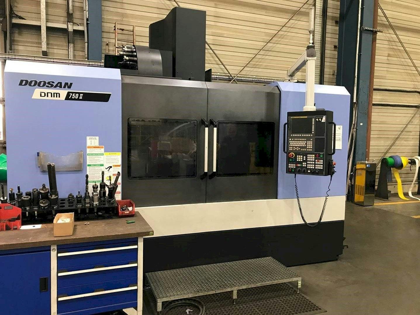 Frontansicht der Doosan DNM 750 II  Maschine