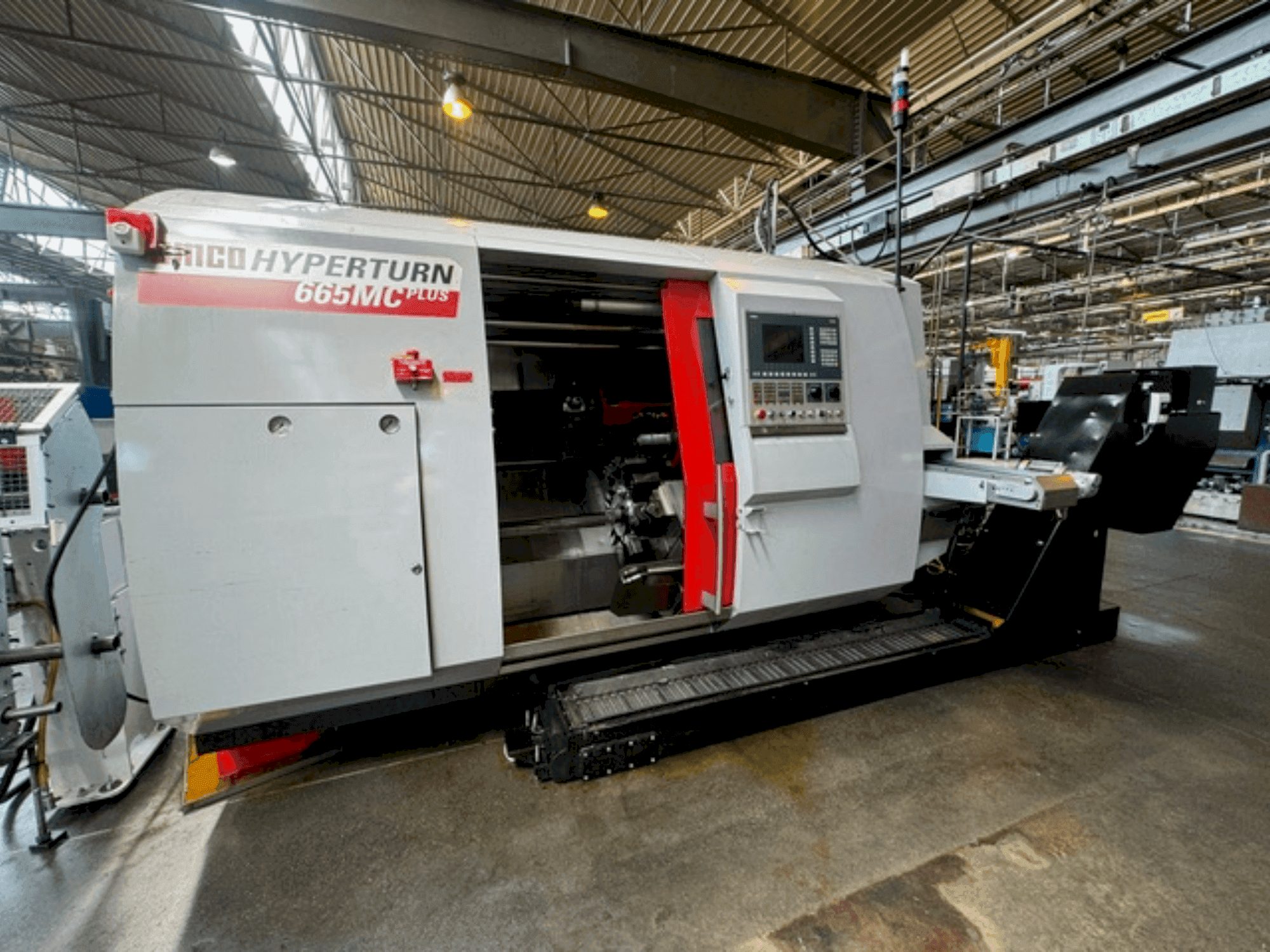 Frontansicht der EMCO HYPERTURN 665 MC PLUS  Maschine