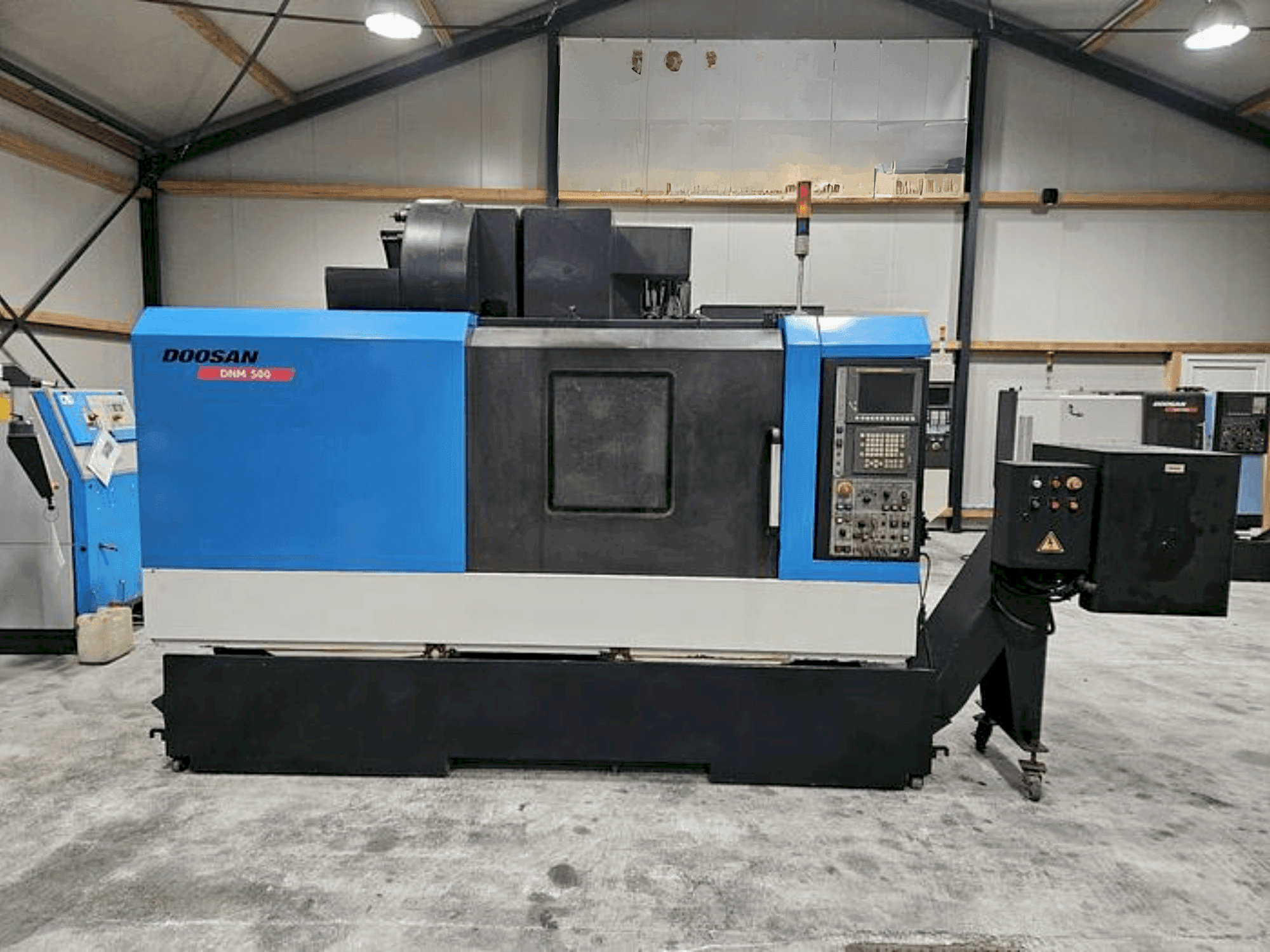 Frontansicht der DOOSAN DNM 500  Maschine