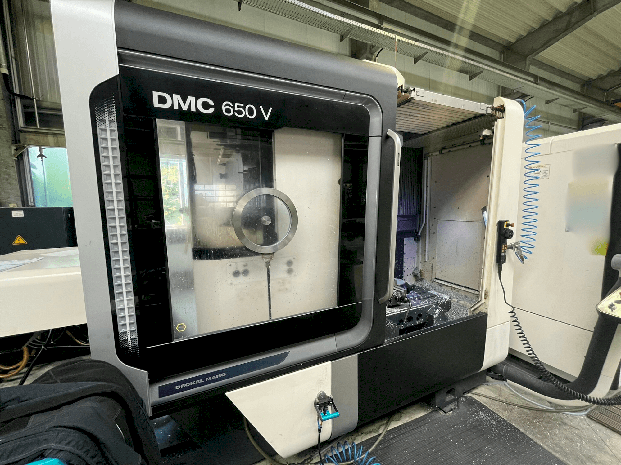 Frontansicht der DMG MORI DMC 650 V  Maschine