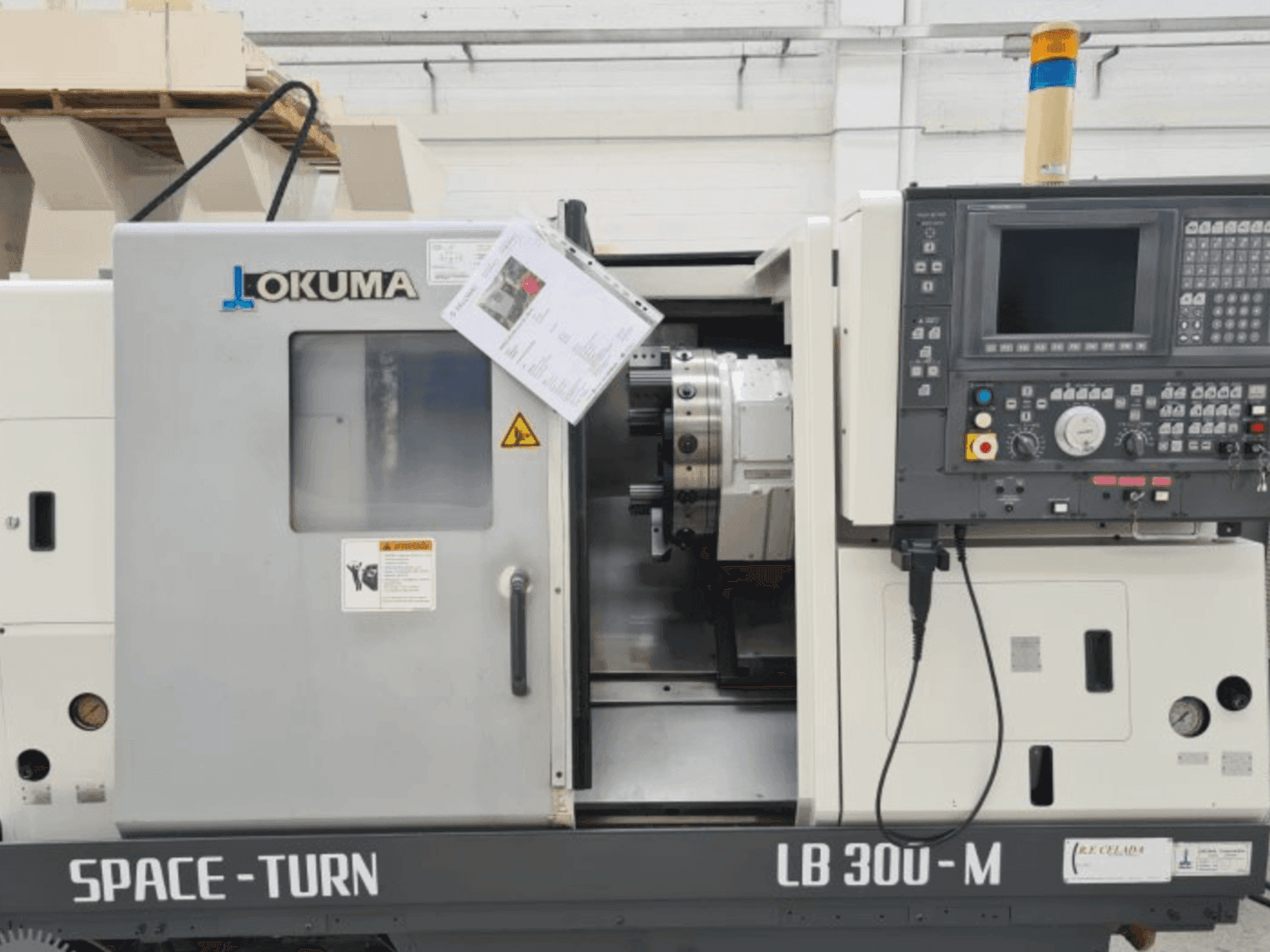 Frontansicht der Okuma LB 300  Maschine