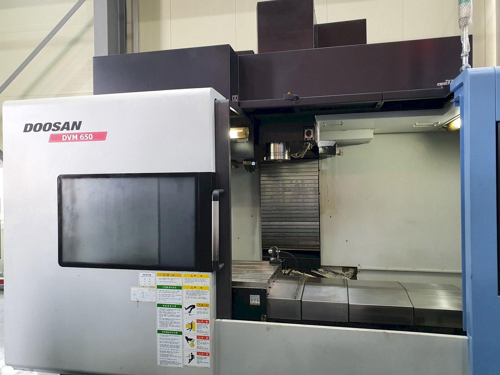 Frontansicht der Doosan DVM 650  Maschine