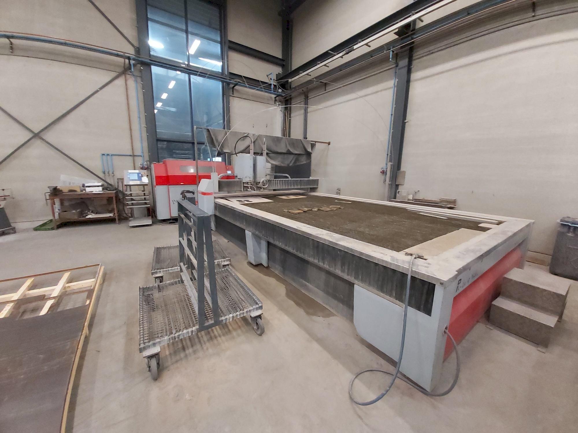 Frontansicht der Resato PJE-4-4000 waterjet  Maschine