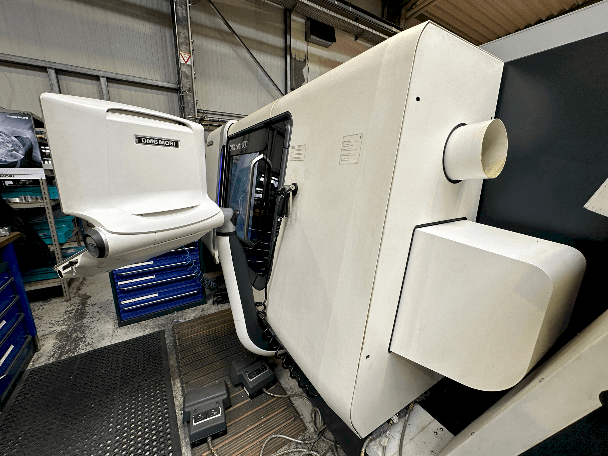 Frontansicht der DMG MORI CTX beta 800  Maschine