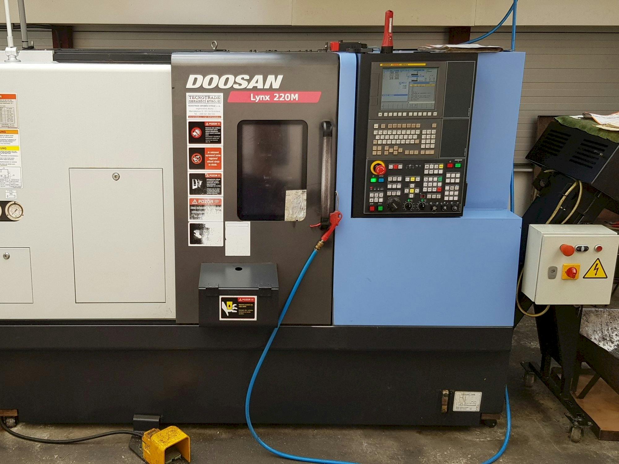 Frontansicht der Doosan Lynx 220 MA  Maschine