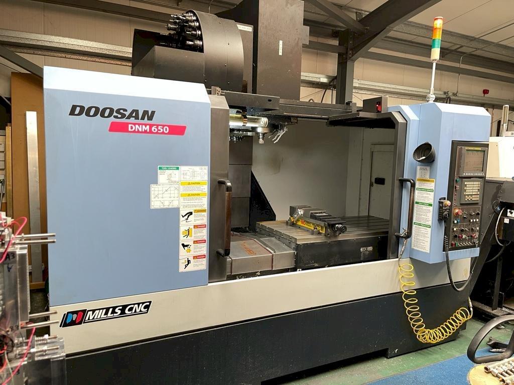 Frontansicht der Doosan DNM 650  Maschine