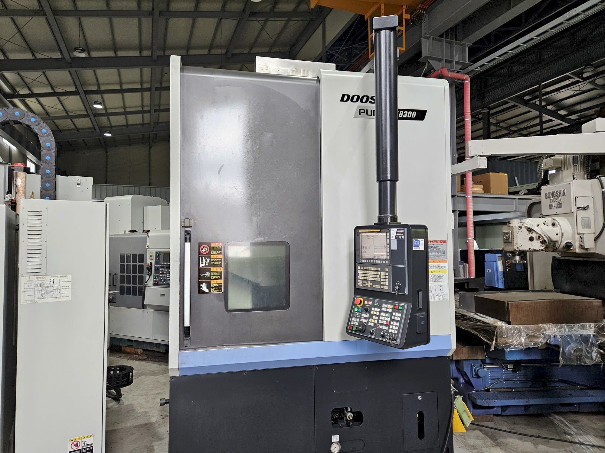 Frontansicht der DOOSAN PUMA V8300  Maschine