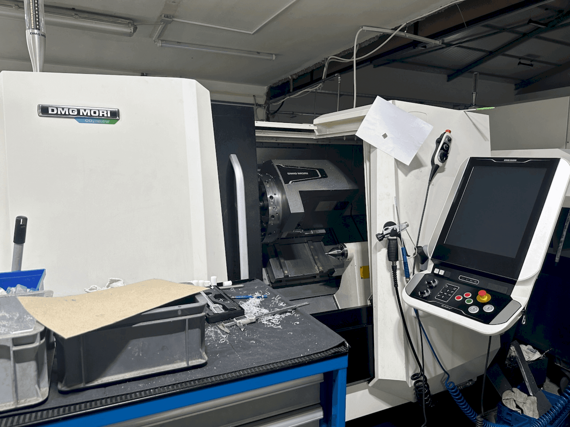 Frontansicht der DMG MORI CLX 350 V4  Maschine