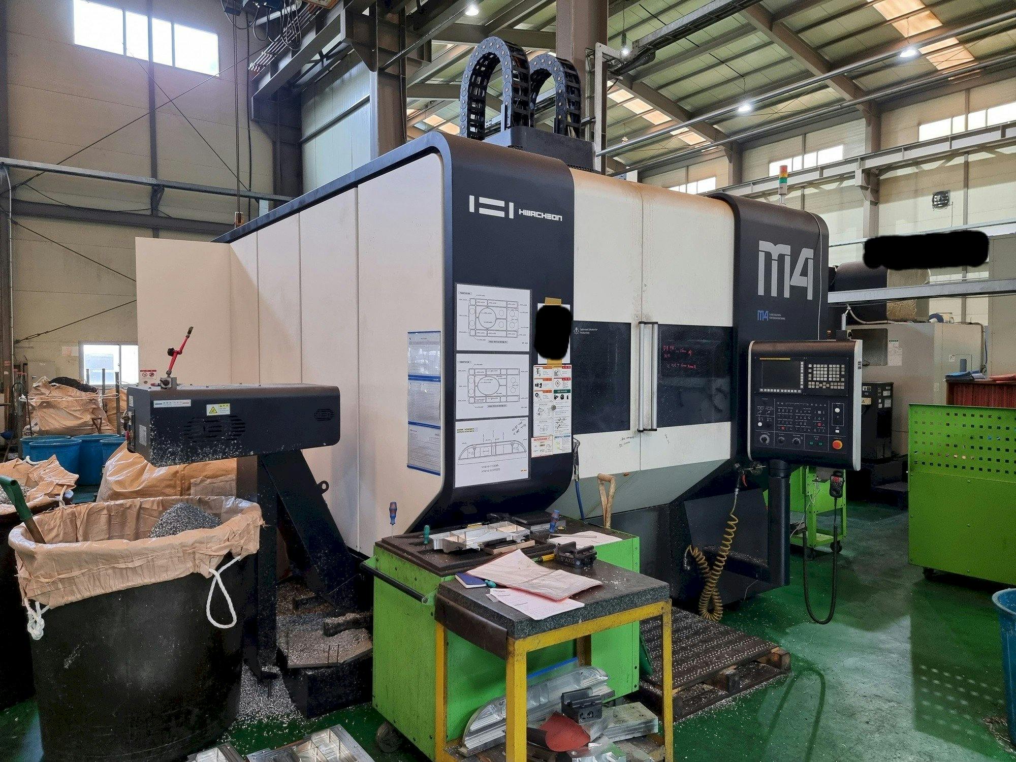 Frontansicht der HWACHEON M4-5AX  Maschine