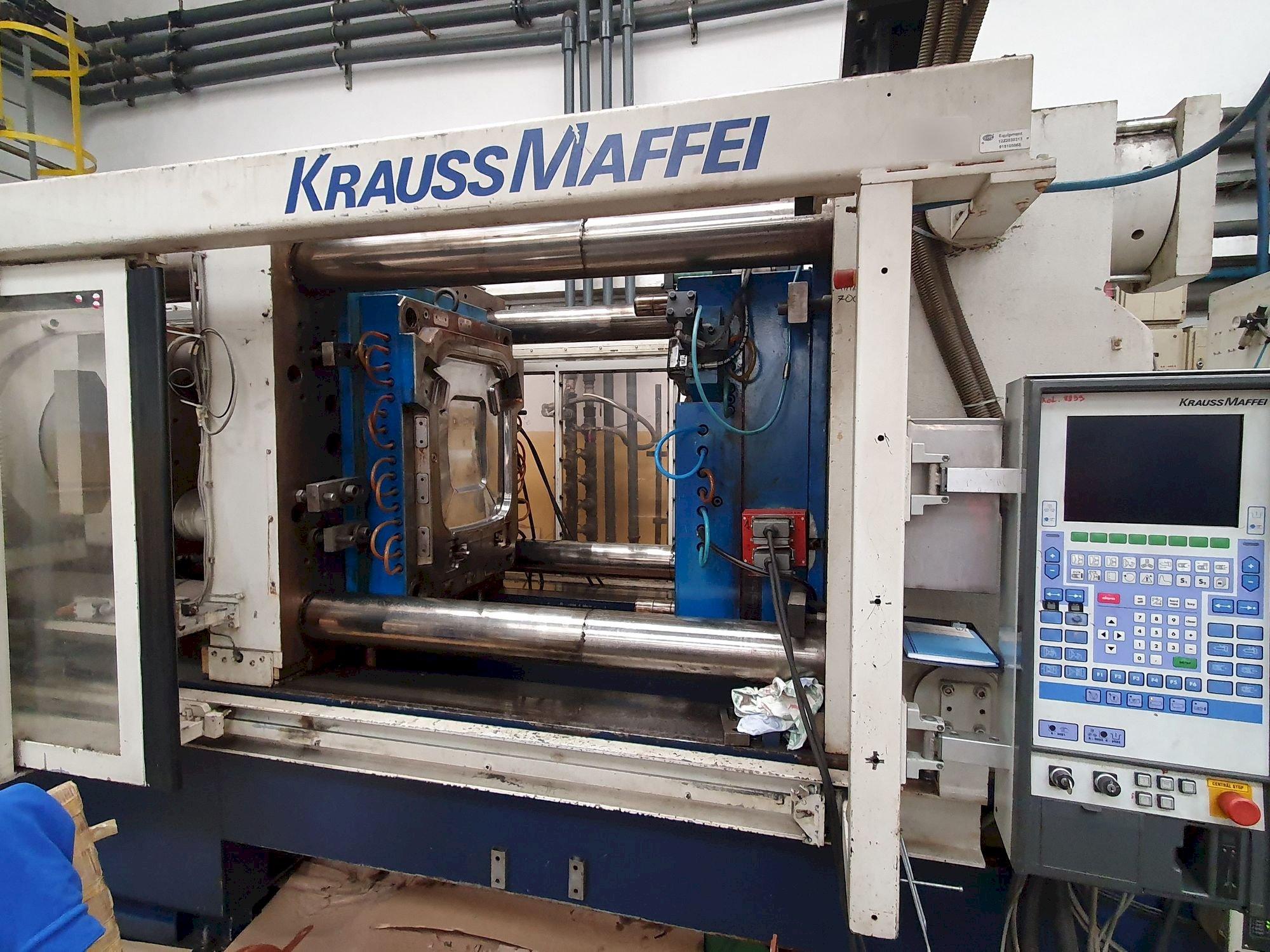 Frontansicht der Krauss Maffei 800-4350 BM (1996)  Maschine