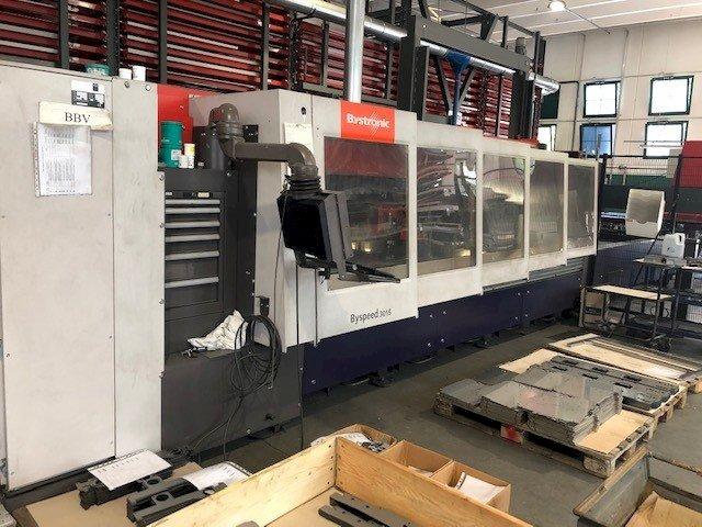 Linke Seitenansicht der Bystronic Byspeed 3015  Maschine