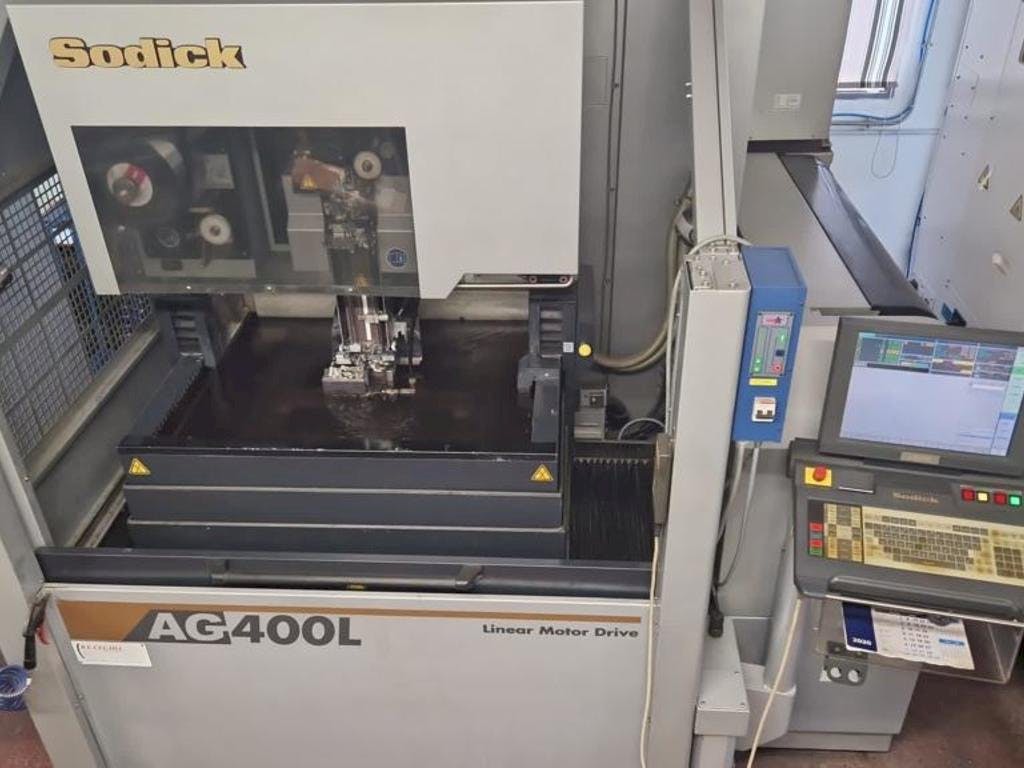 Frontansicht der Sodick AG400L  Maschine