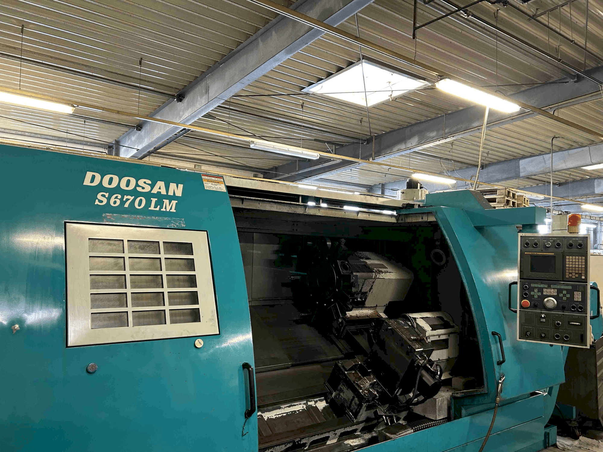 Frontansicht der DOOSAN S670 LM  Maschine