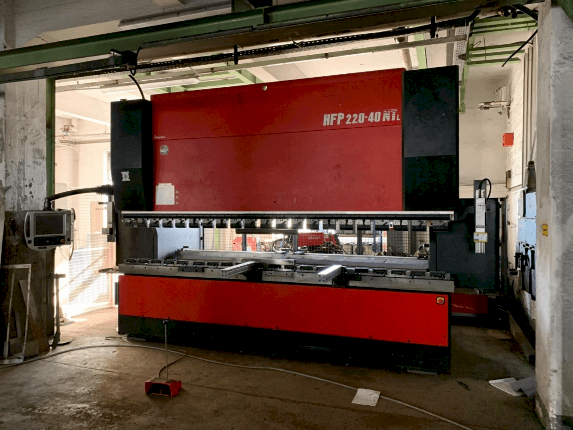 Frontansicht der AMADA HFP NT 220-4L  Maschine