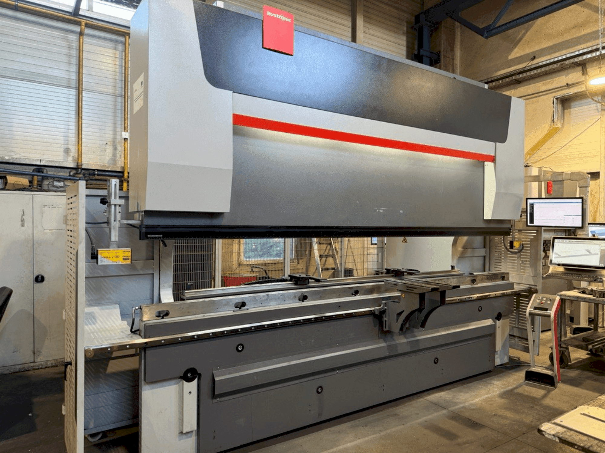 Frontansicht der Bystronic ByBend Smart 300/4100  Maschine