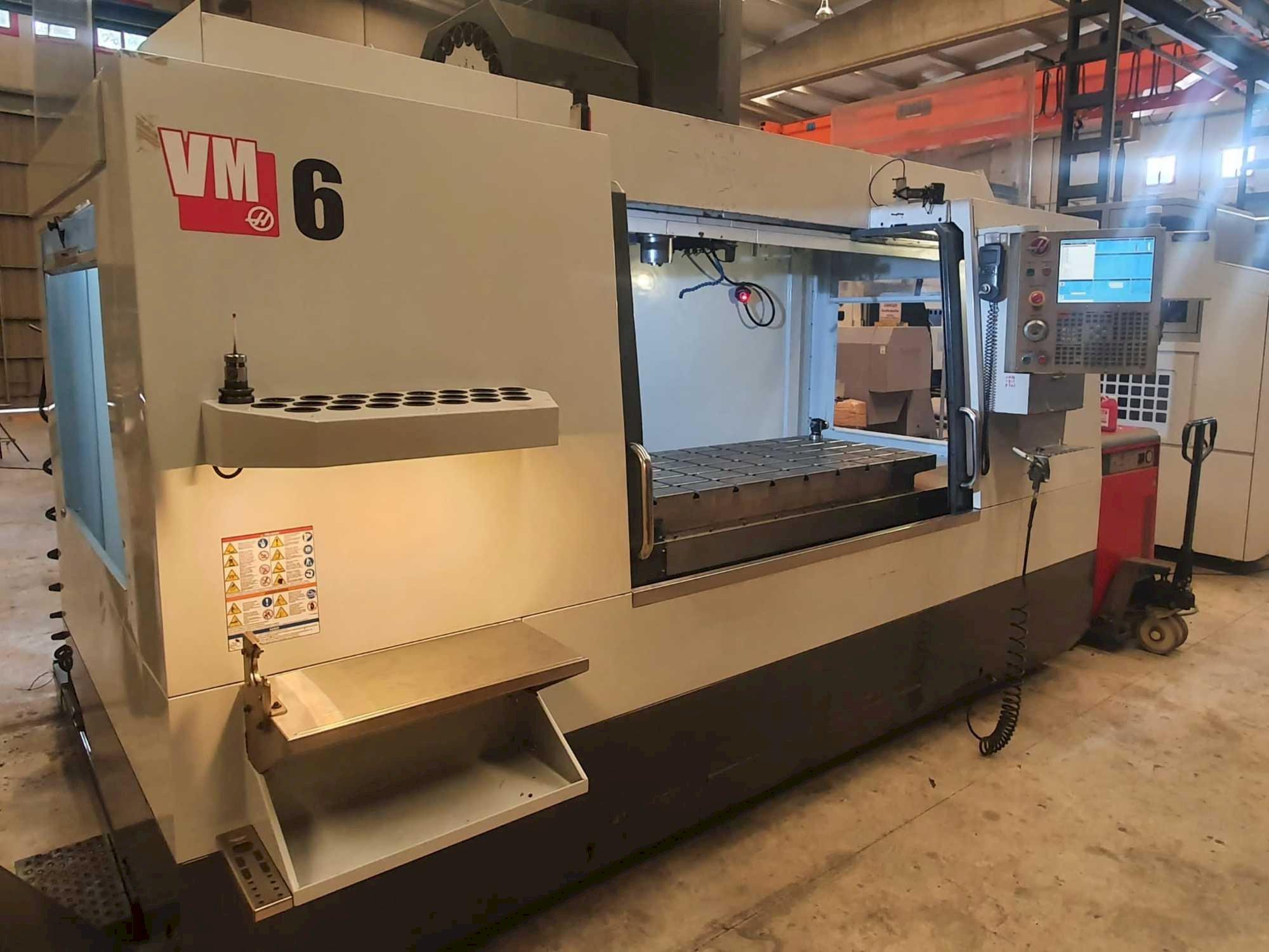 Frontansicht der HAAS VM6  Maschine