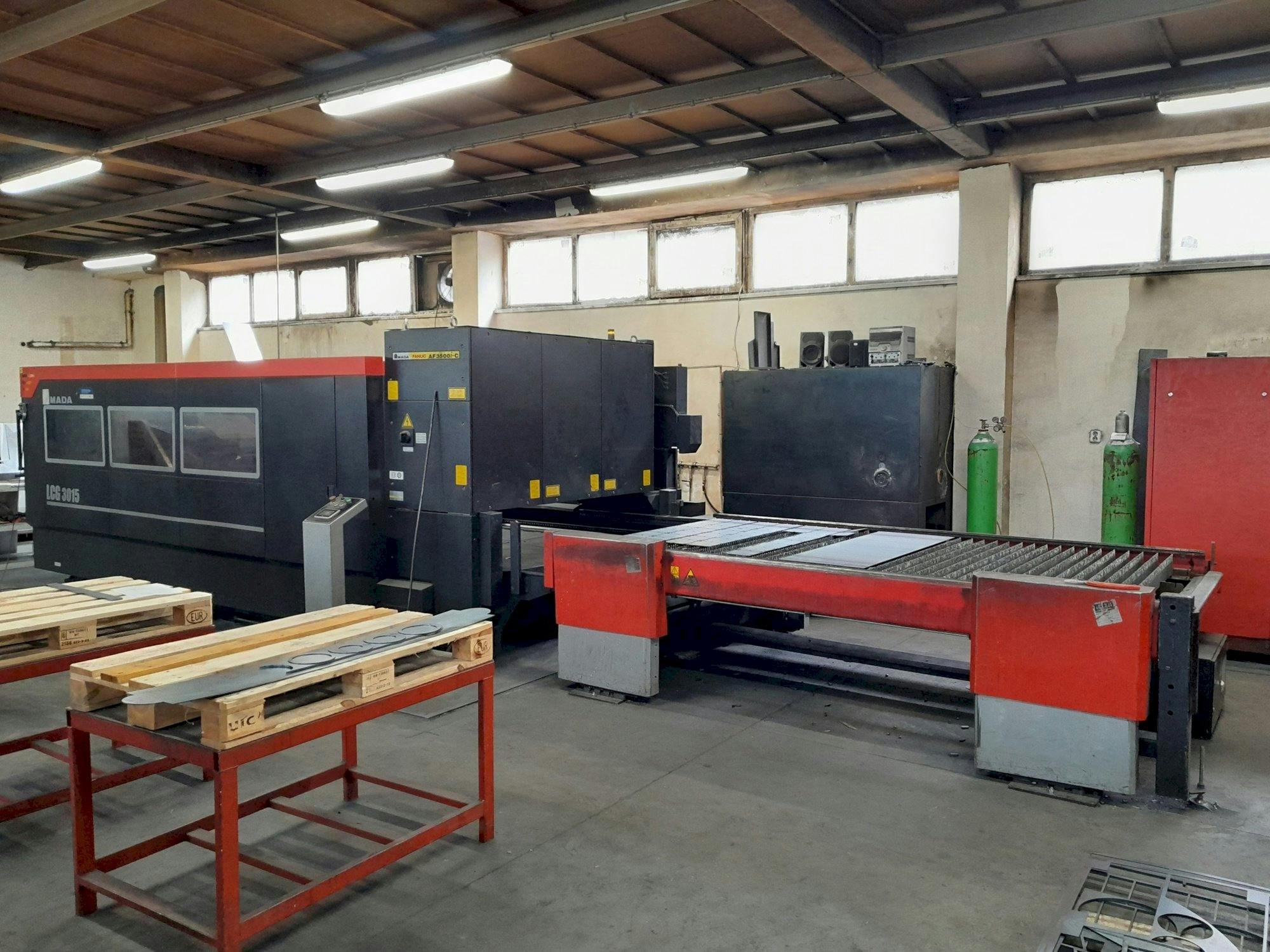 Frontansicht der AMADA LCG 3015  Maschine