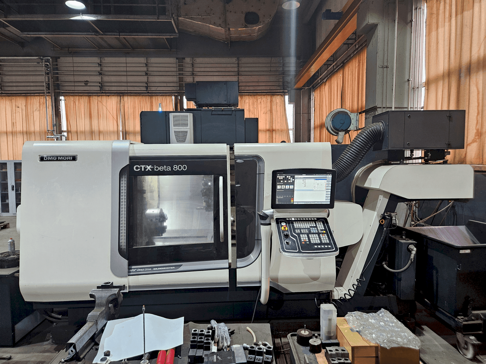 Frontansicht der DMG MORI CTX beta 800  Maschine