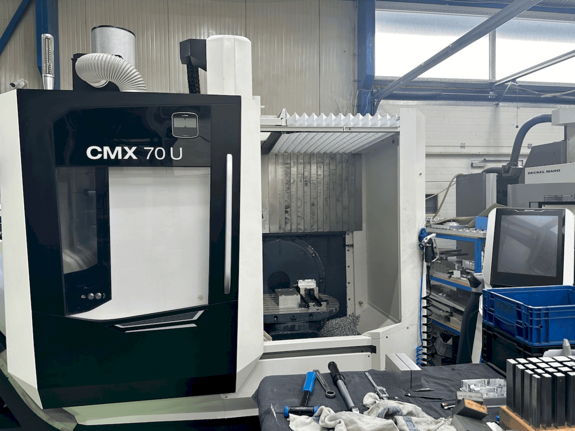 Frontansicht der DMG MORI CMX 70 U  Maschine