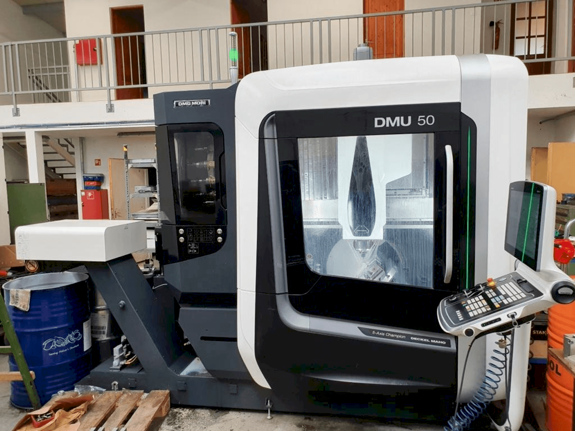 Frontansicht der DMG MORI DMU 50  Maschine