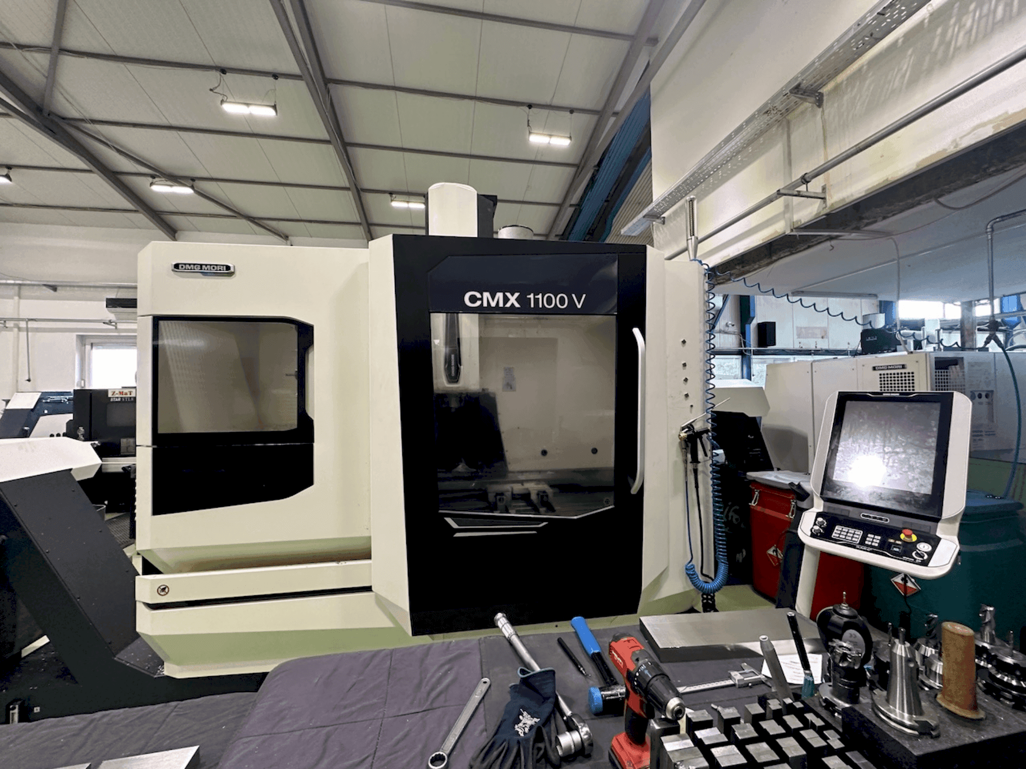 Frontansicht der DMG MORI CMX 1100 V  Maschine