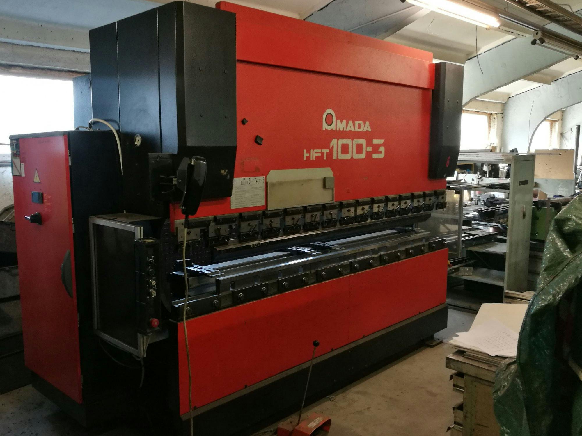 Linke Ansicht der AMADA HFT 100-3 Maschine