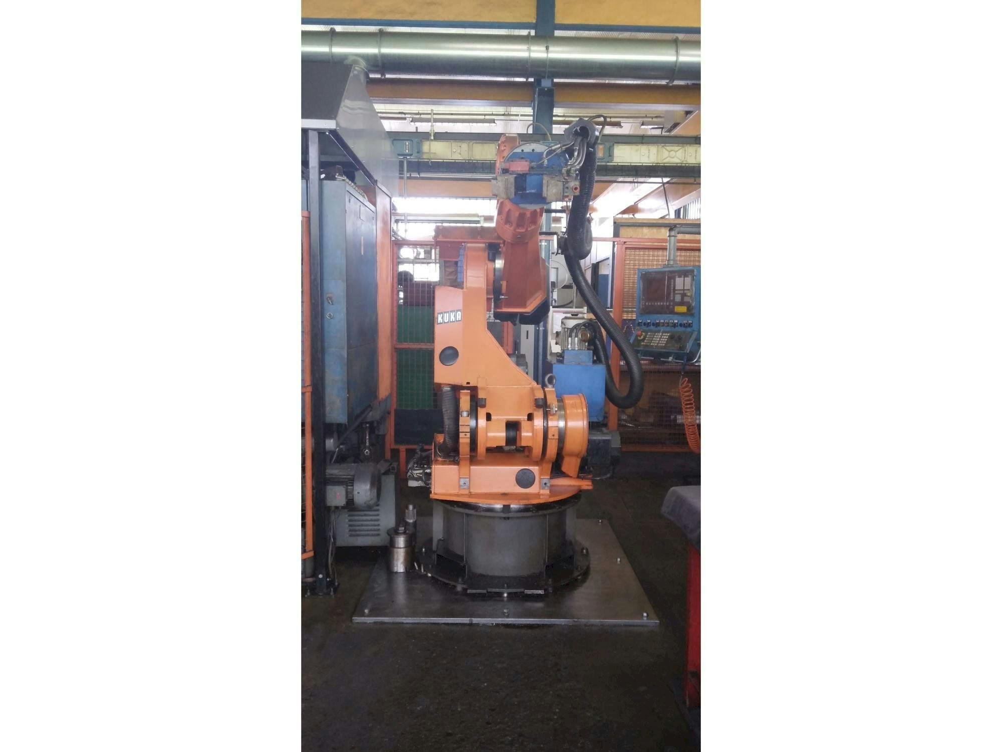 Frontansicht der KUKA IR 760/120.0  Maschine