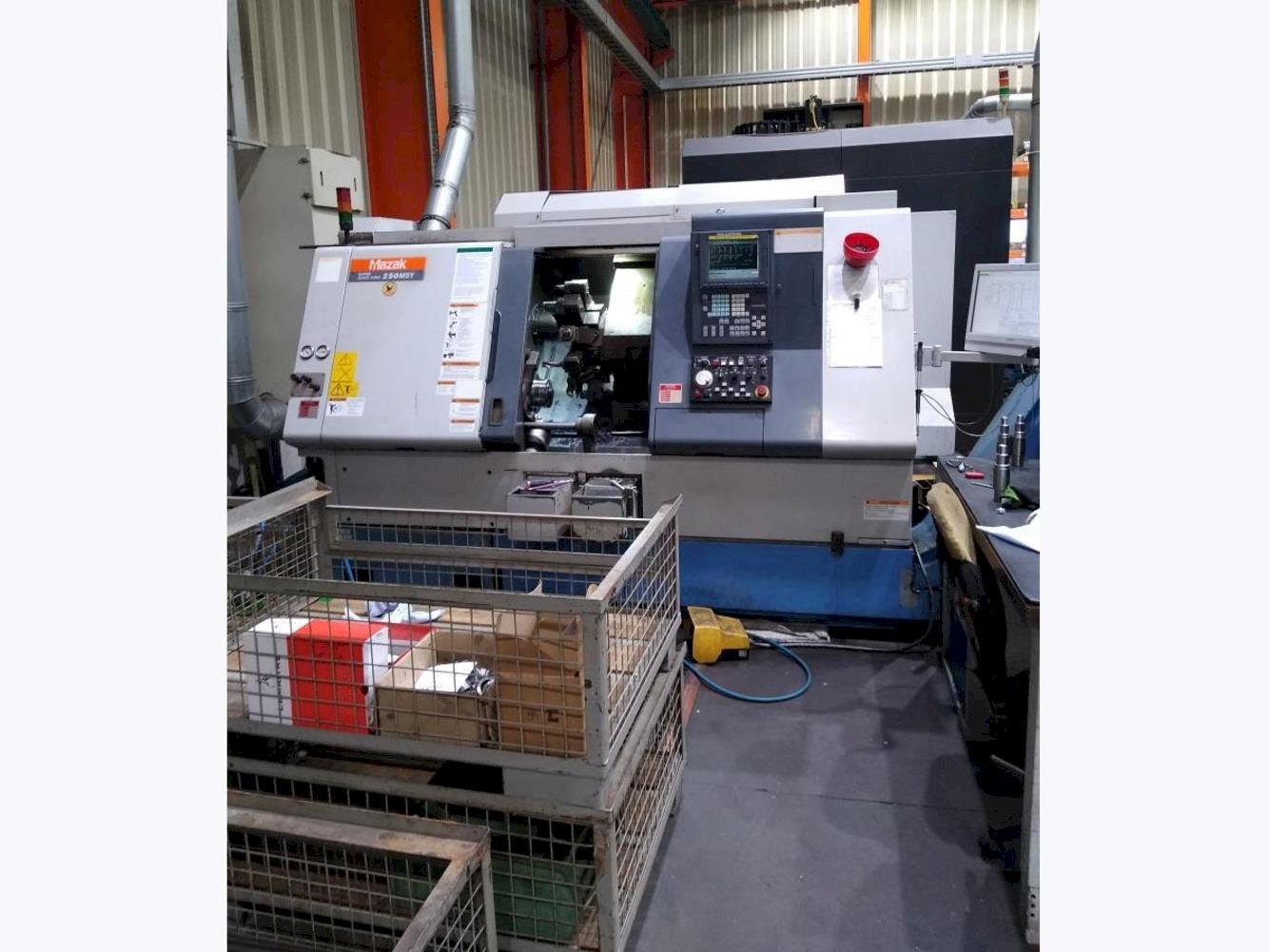 Frontansicht der Mazak SQT-250 MSY  Maschine