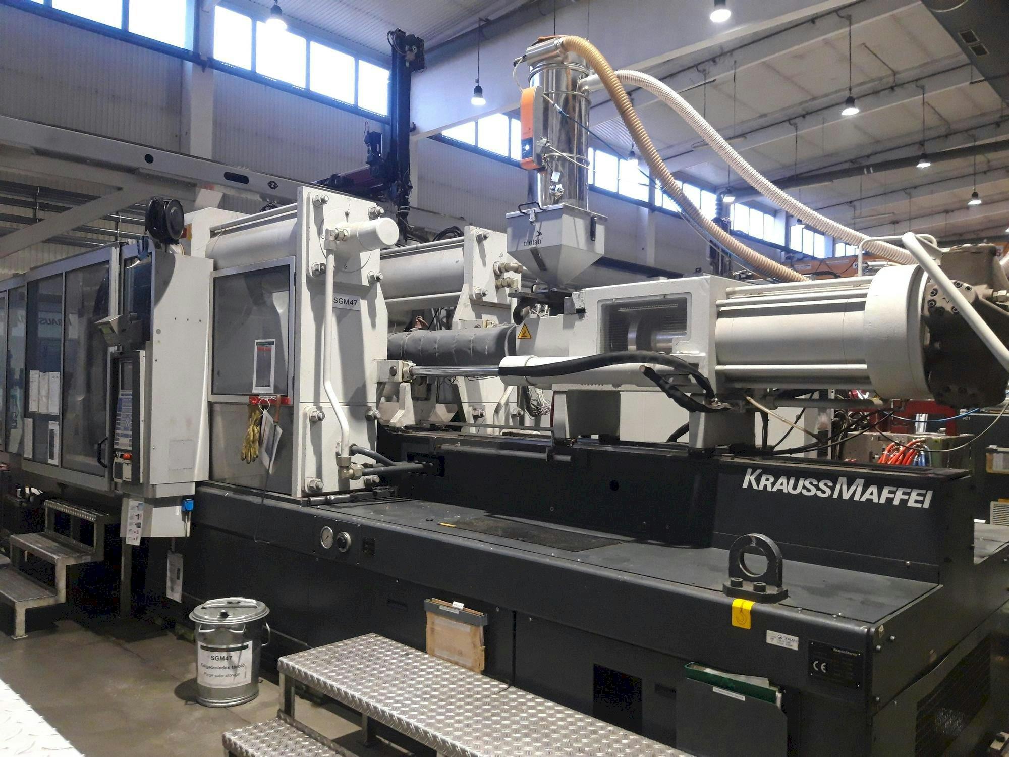 Frontansicht der Krauss Maffei KM 650-2700 C2  Maschine