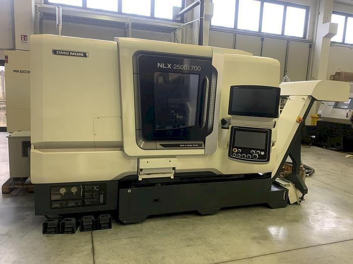 Frontansicht der DMG MORI NLX 2500SY  Maschine