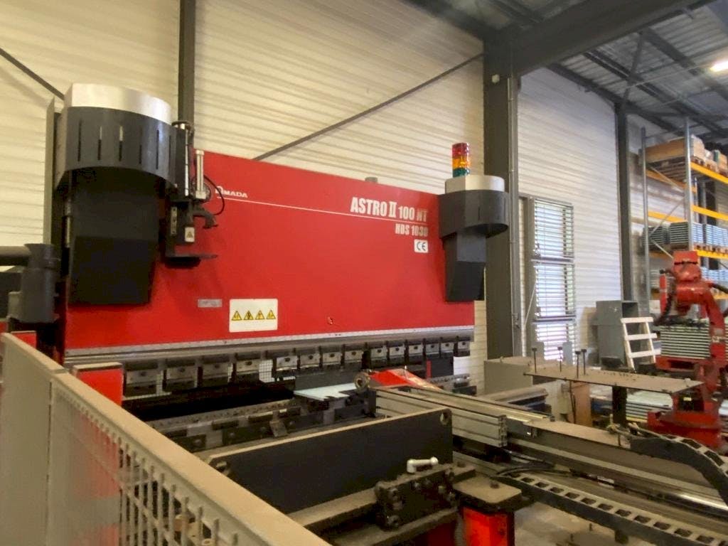 Frontansicht der AMADA ASTRO 100NT  Maschine