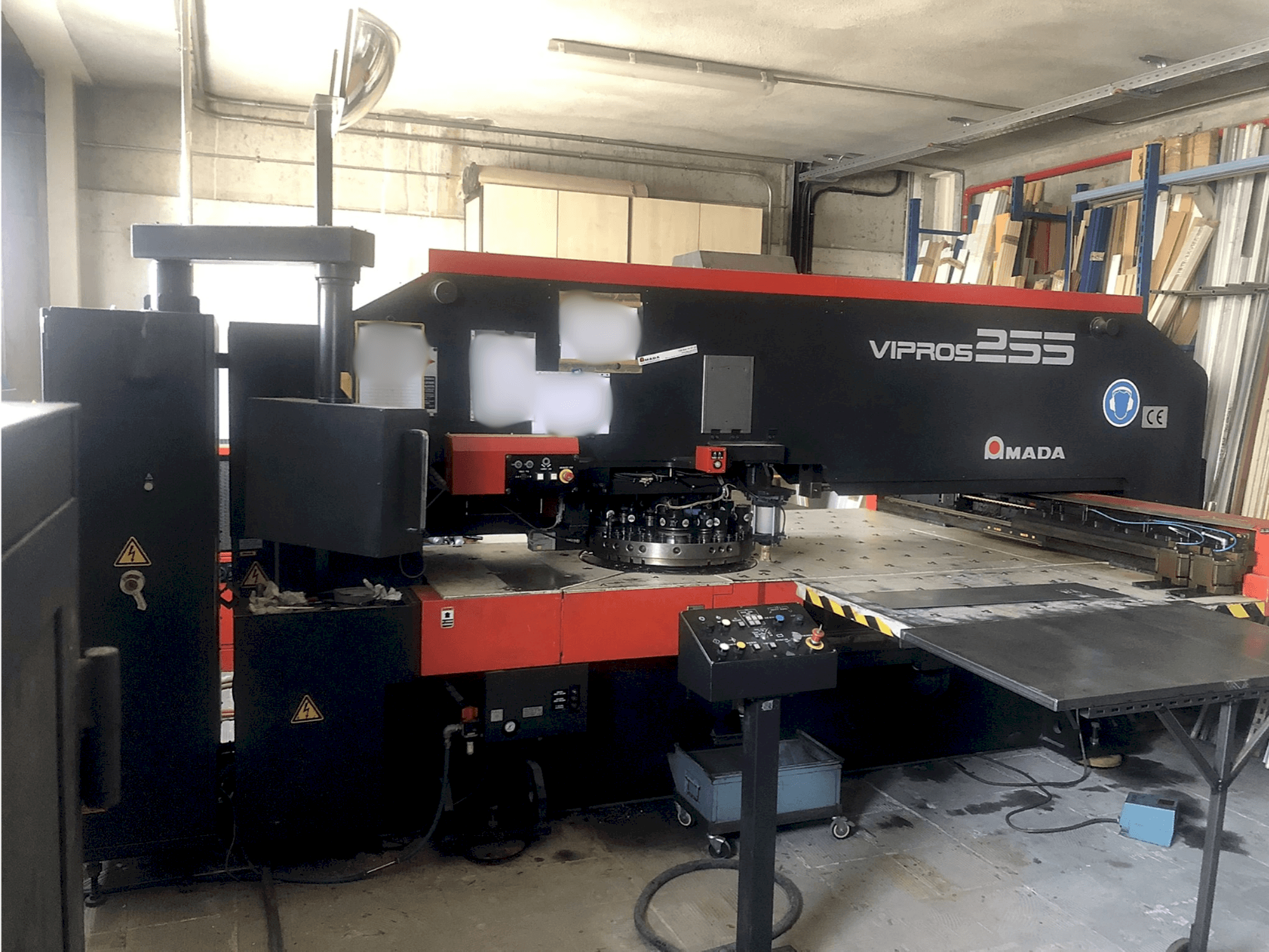 Frontansicht der AMADA Vipros 255  Maschine