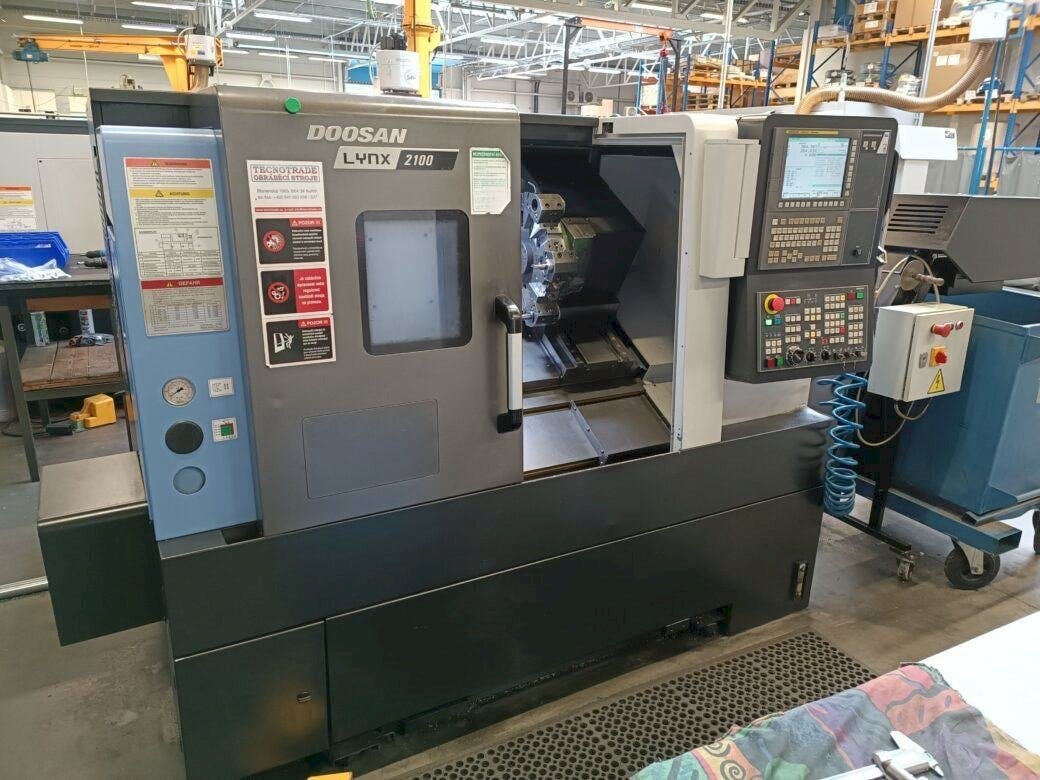 Frontansicht der DOOSAN Lynx 2100A  Maschine