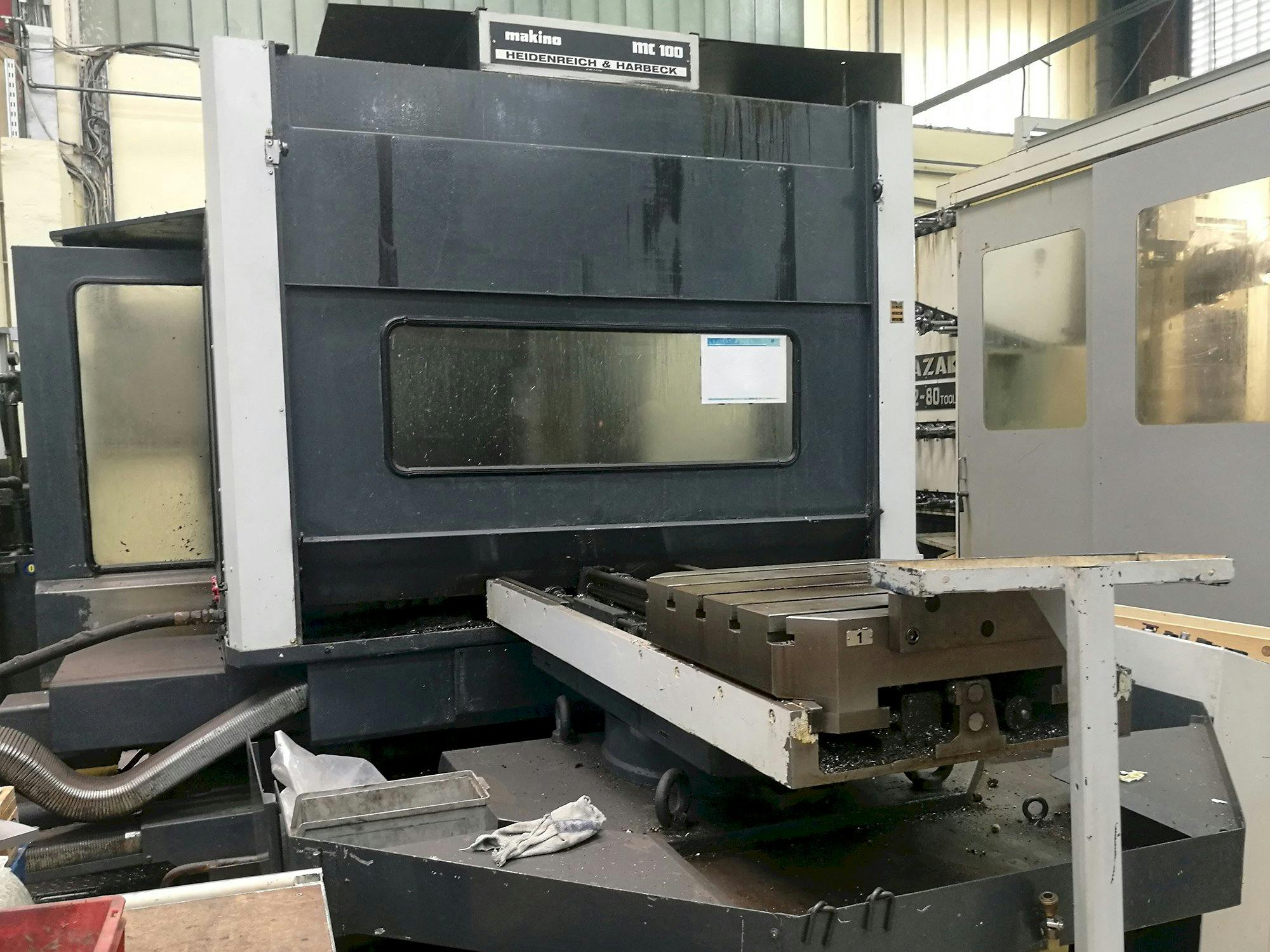 Linke Ansicht der Makino MC 100 Maschine