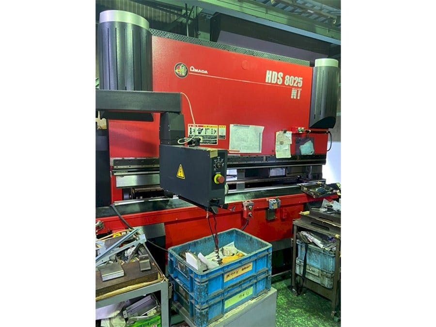 Linke Seitenansicht der AMADA HDS 8025 NT  Maschine