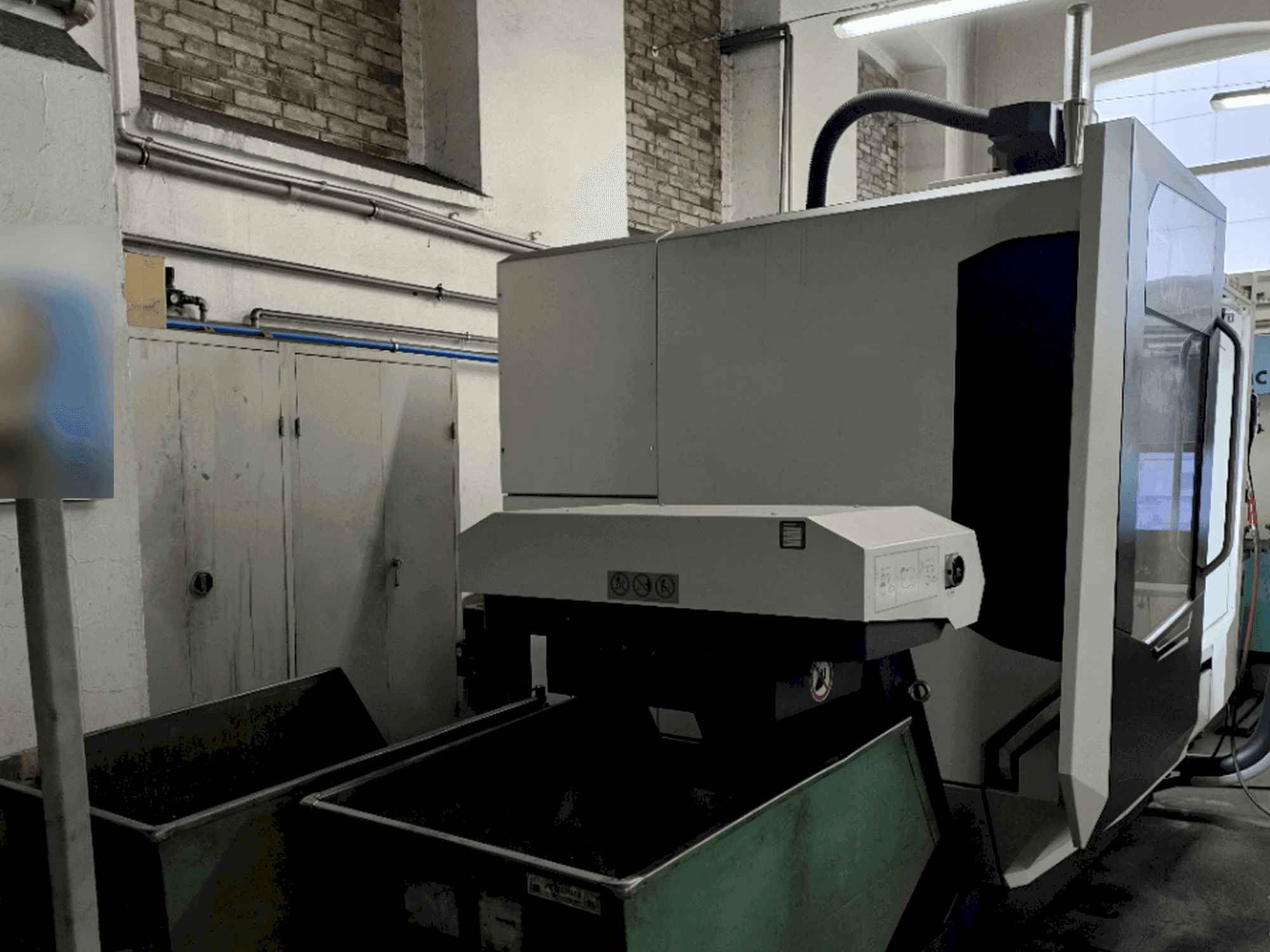 Frontansicht der DMG MORI CMX 70U  Maschine