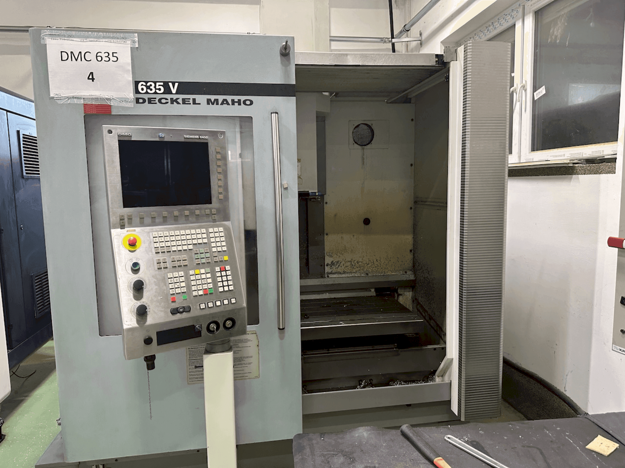 Frontansicht der DECKEL MAHO DMC 635 V  Maschine