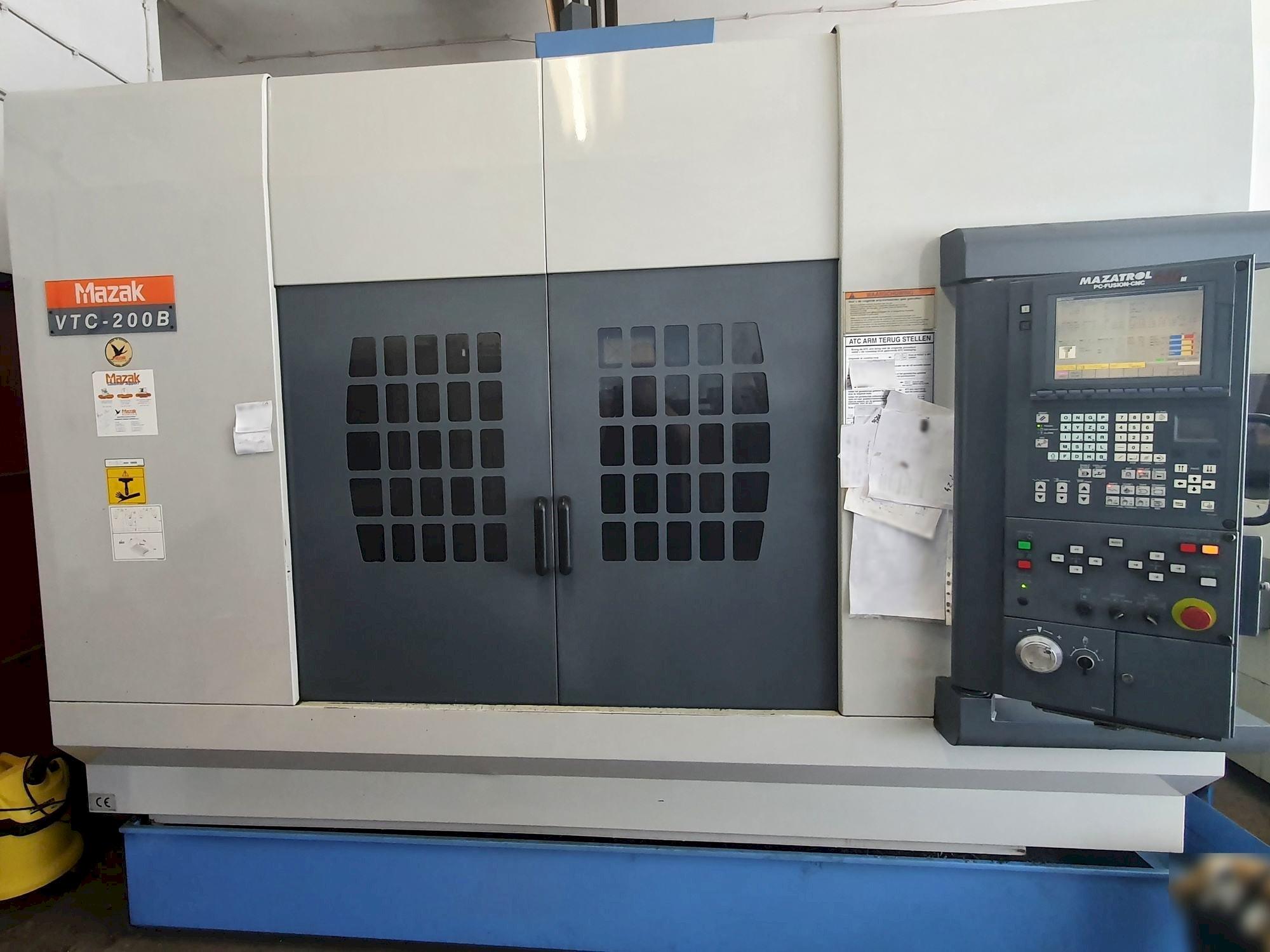 Frontansicht der Mazak VTC-200B  Maschine