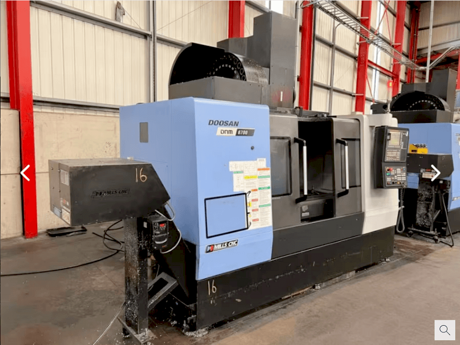 Frontansicht der Doosan DNM 6700  Maschine