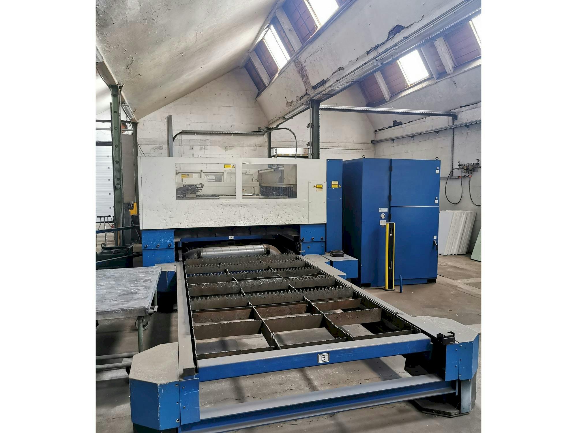 Frontansicht der Trumpf Trumatic L3030  Maschine