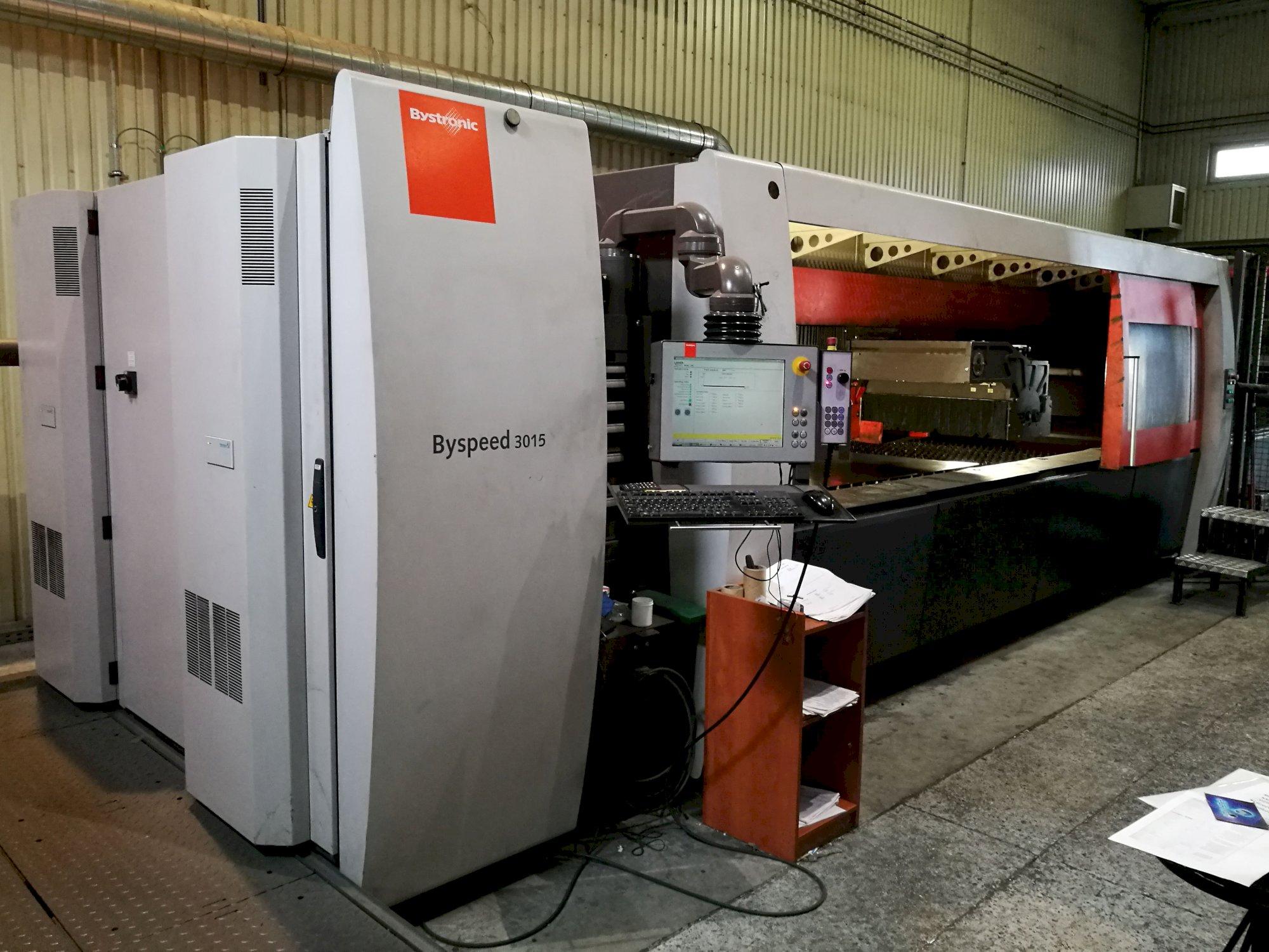 Rechte Ansicht der Bystronic BySpeed Pro 3015 Maschine