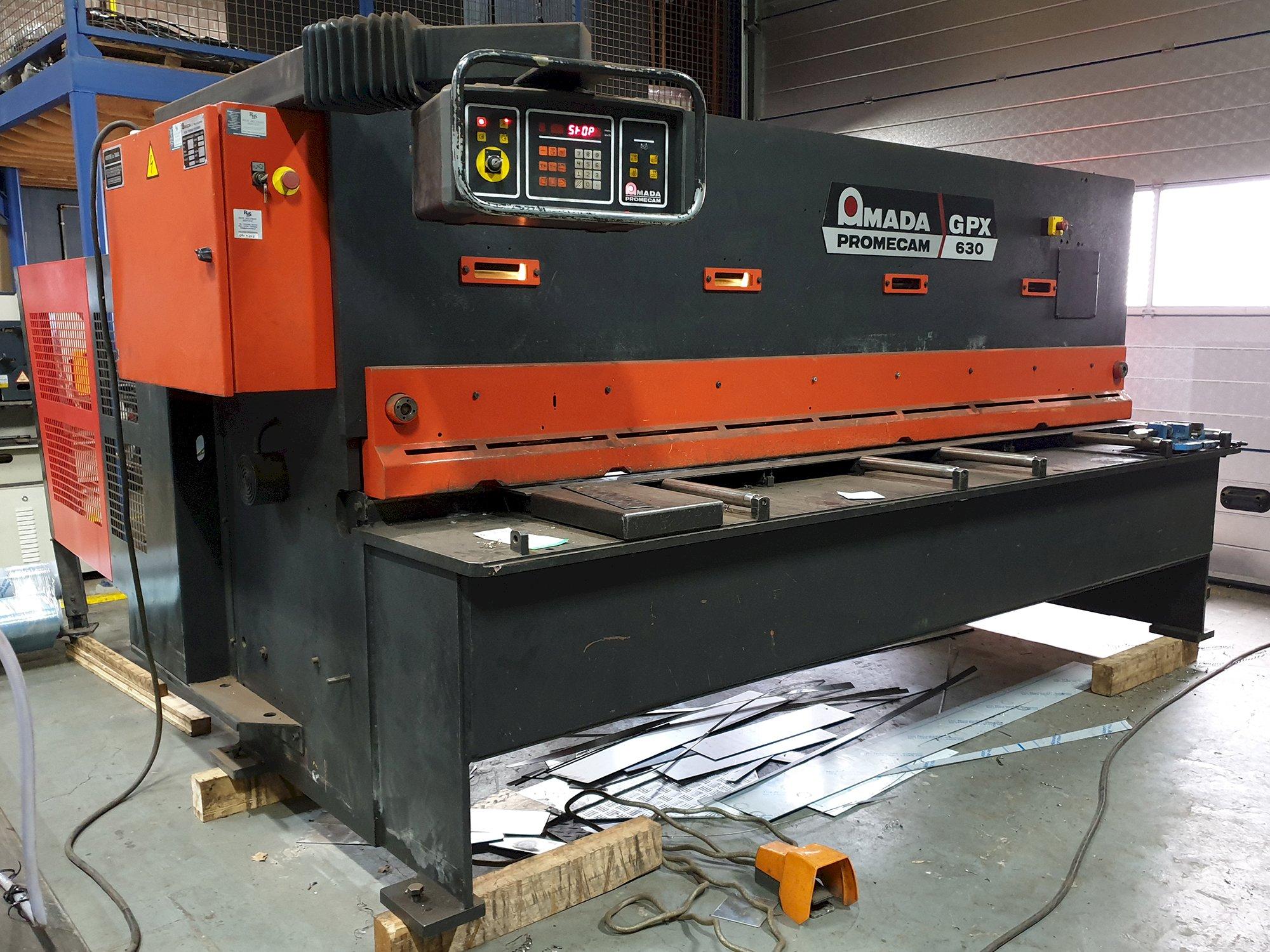 Linke Ansicht der AMADA PROMECAM GPX 630 Maschine