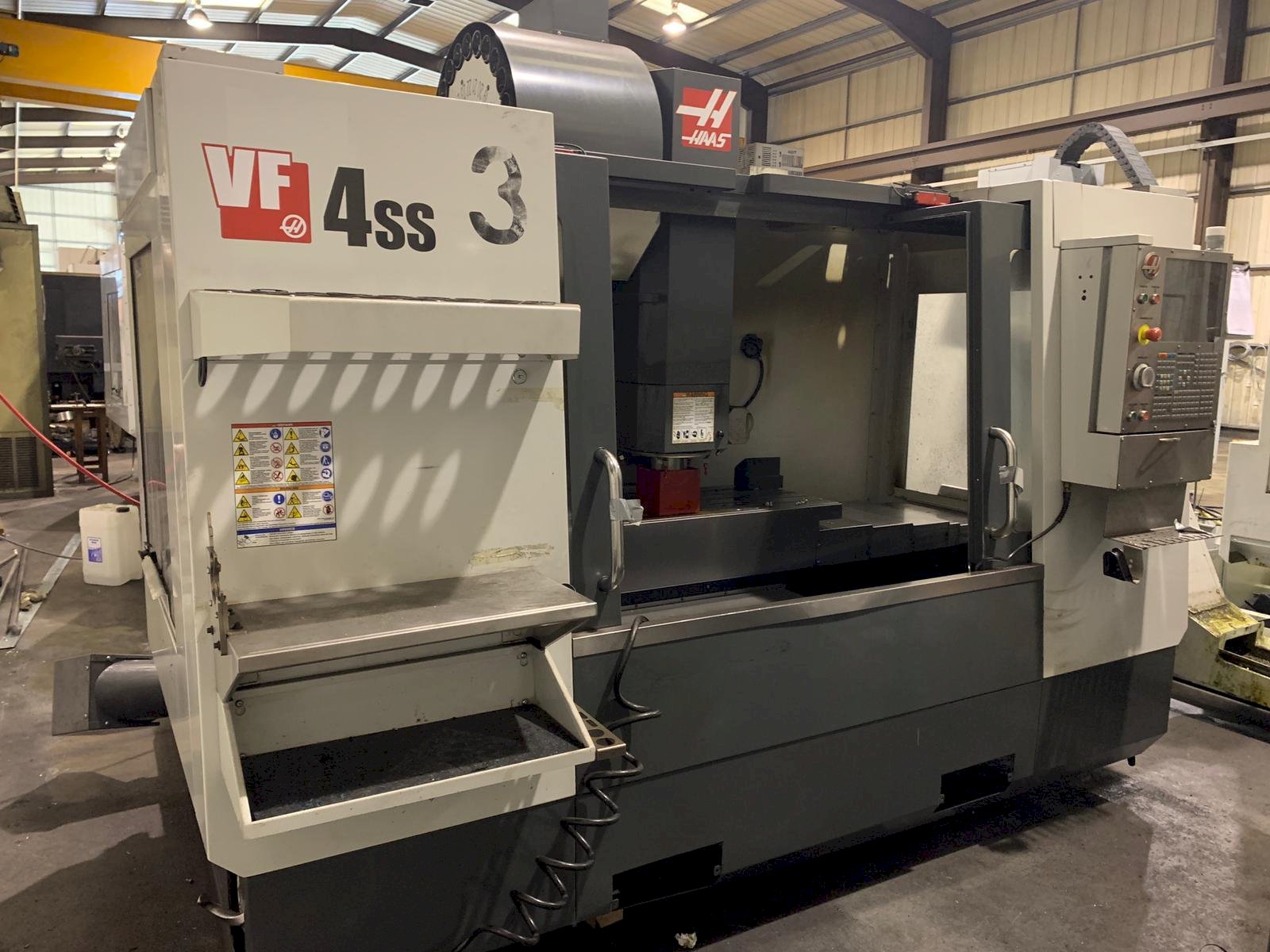 Frontansicht der HAAS VF-4SS  Maschine