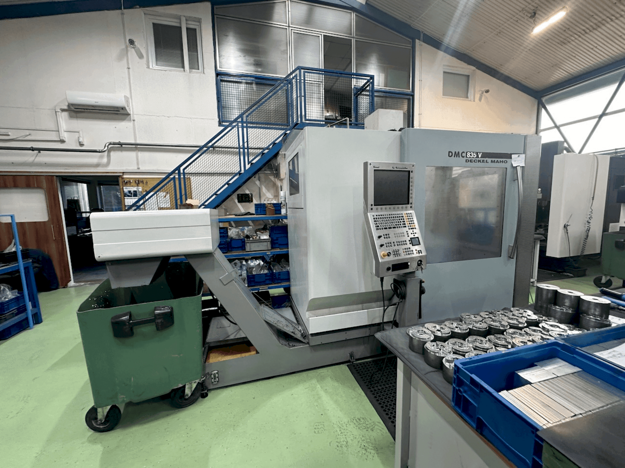 Frontansicht der DECKEL MAHO DMC 835 V  Maschine