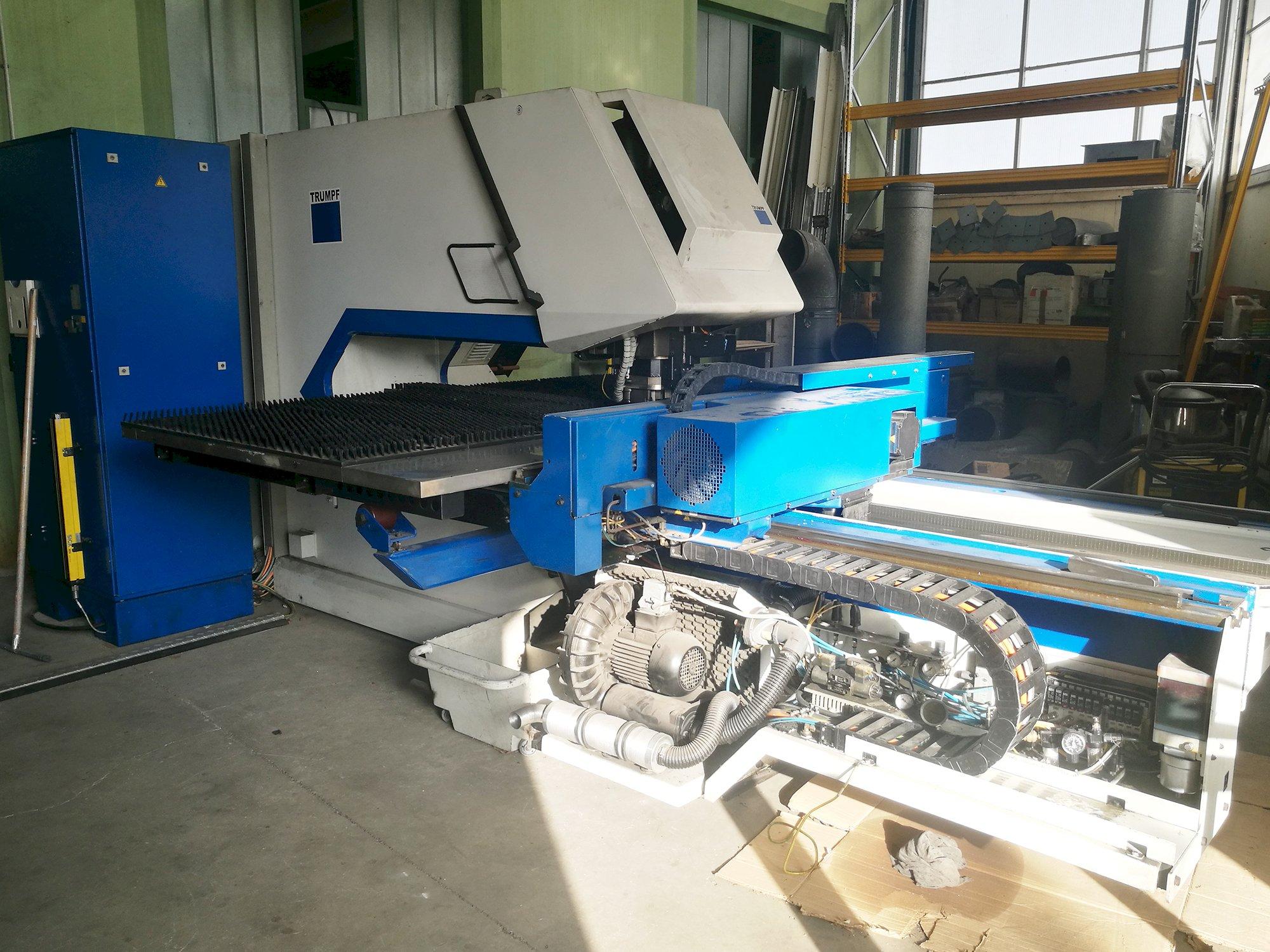 Linke Ansicht der Trumpf Trumatic 2000R Maschine