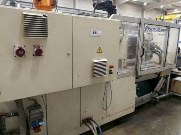 Frontansicht der Krauss Maffei 80/220 C1  Maschine